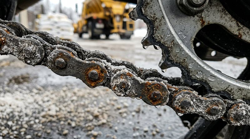 Streusalz auf Motorradkette