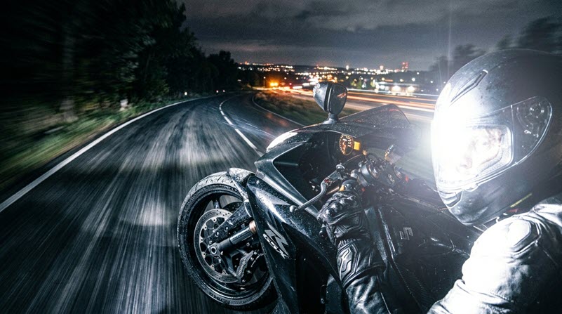 Auf dem Motorrad von vorne geblitzt