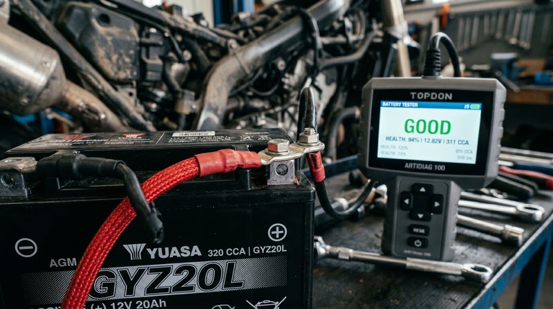 Prüfen einer Motorradbatterie (KI-generiert)