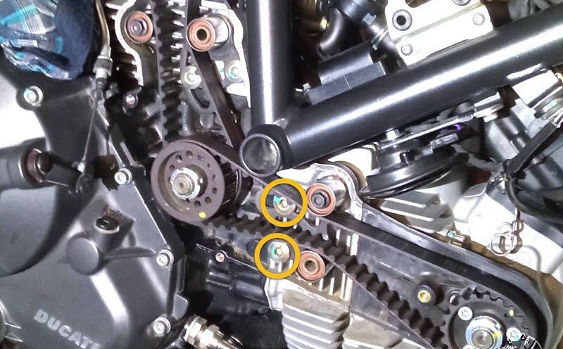 Spannrollen waagerechter Zylinder lösen Ducati Scrambler 800