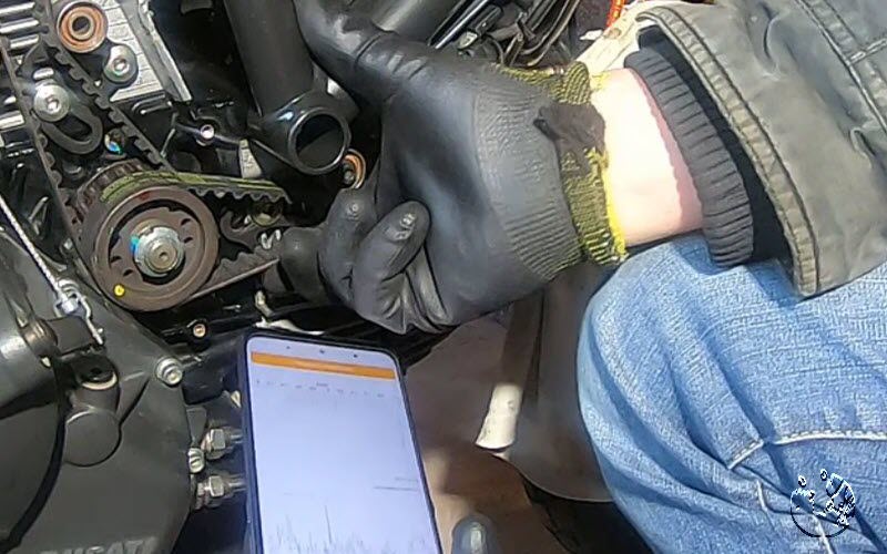 Zahnriemenspannung messen mit Frequenzprüfer Ducati Scrambler 800